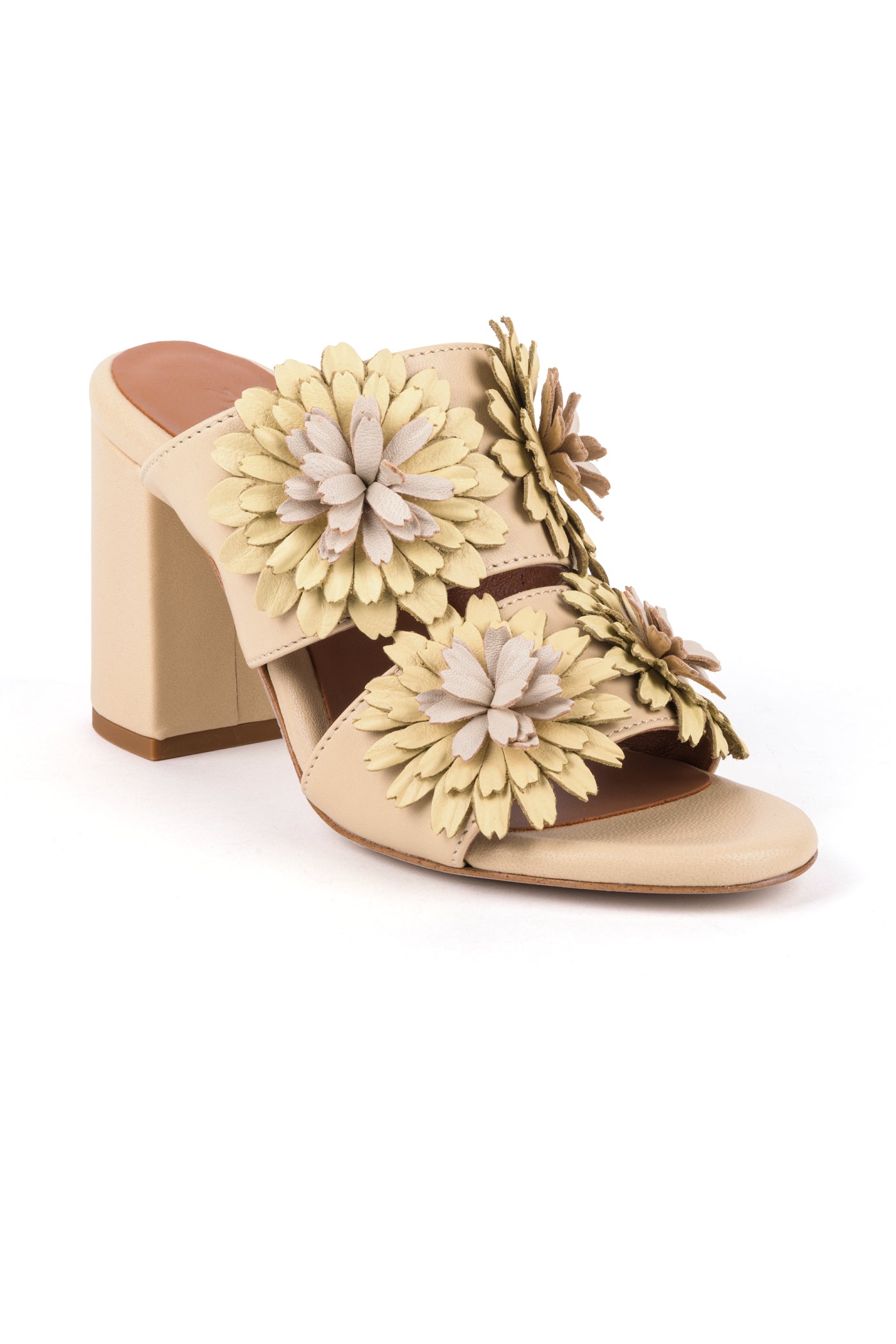Mules em pele castanho ruivo com flores de pétalas bicolor terracotta e creme, salto bloco 8 cm