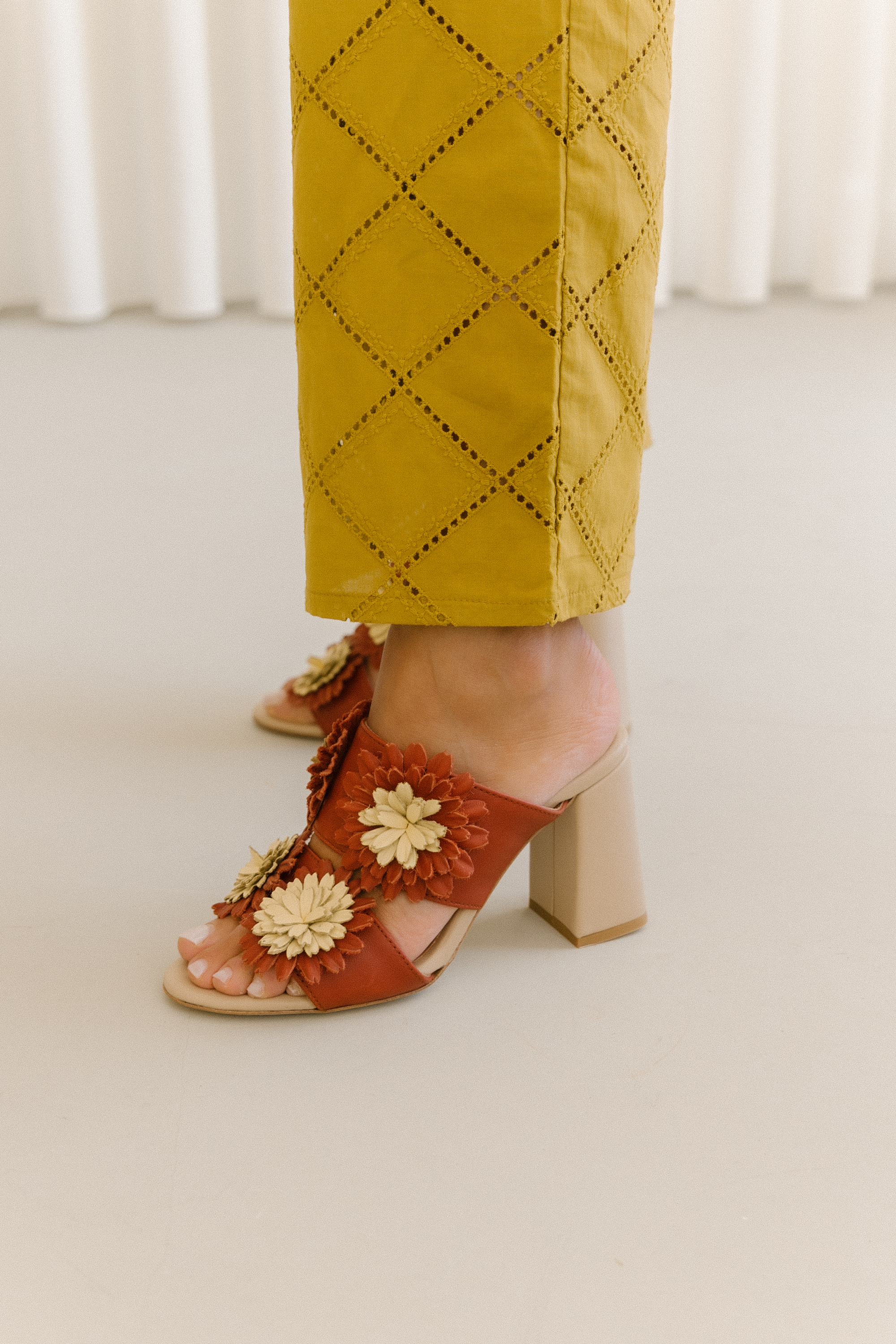 Mules em pele castanho ruivo com flores de pétalas bicolor terracotta e creme, salto bloco 8 cm
