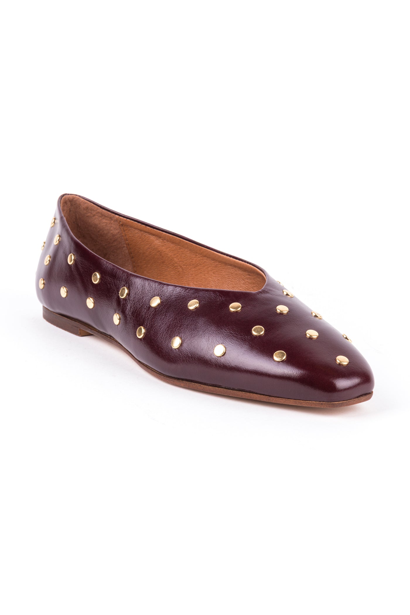 Sabrina em pele bordeaux, detalhe das tachas metálicas