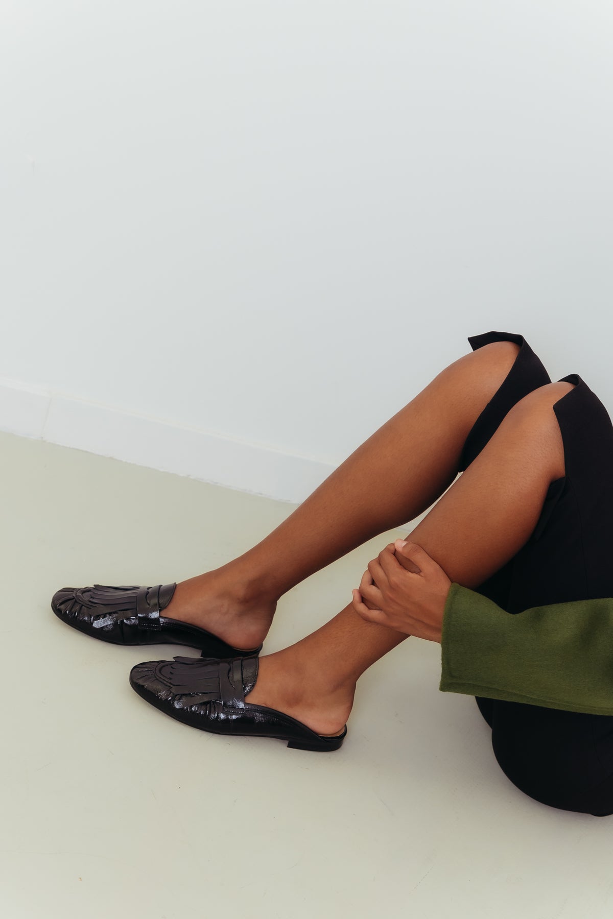 Mules loafer rasas com franjas em pele