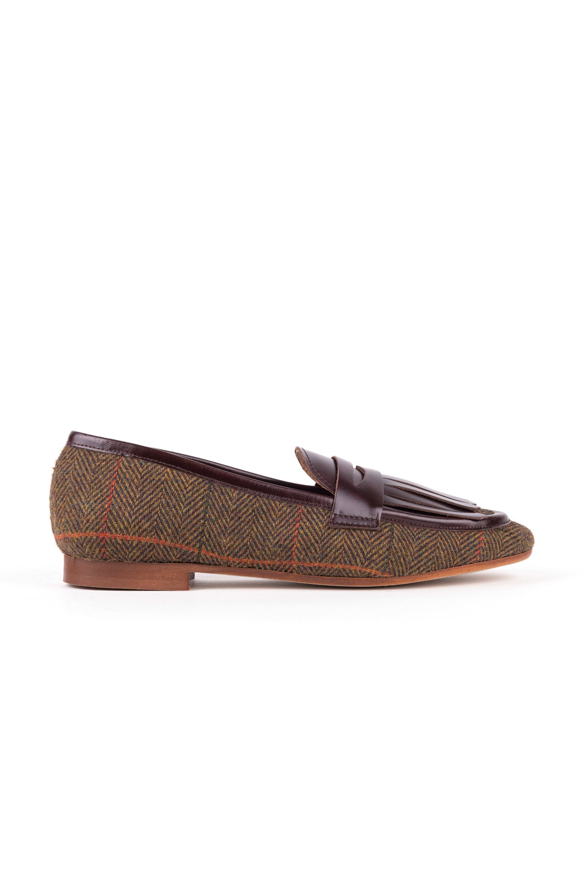 Loafers em tweed e pele castanha, com travessão de franjas