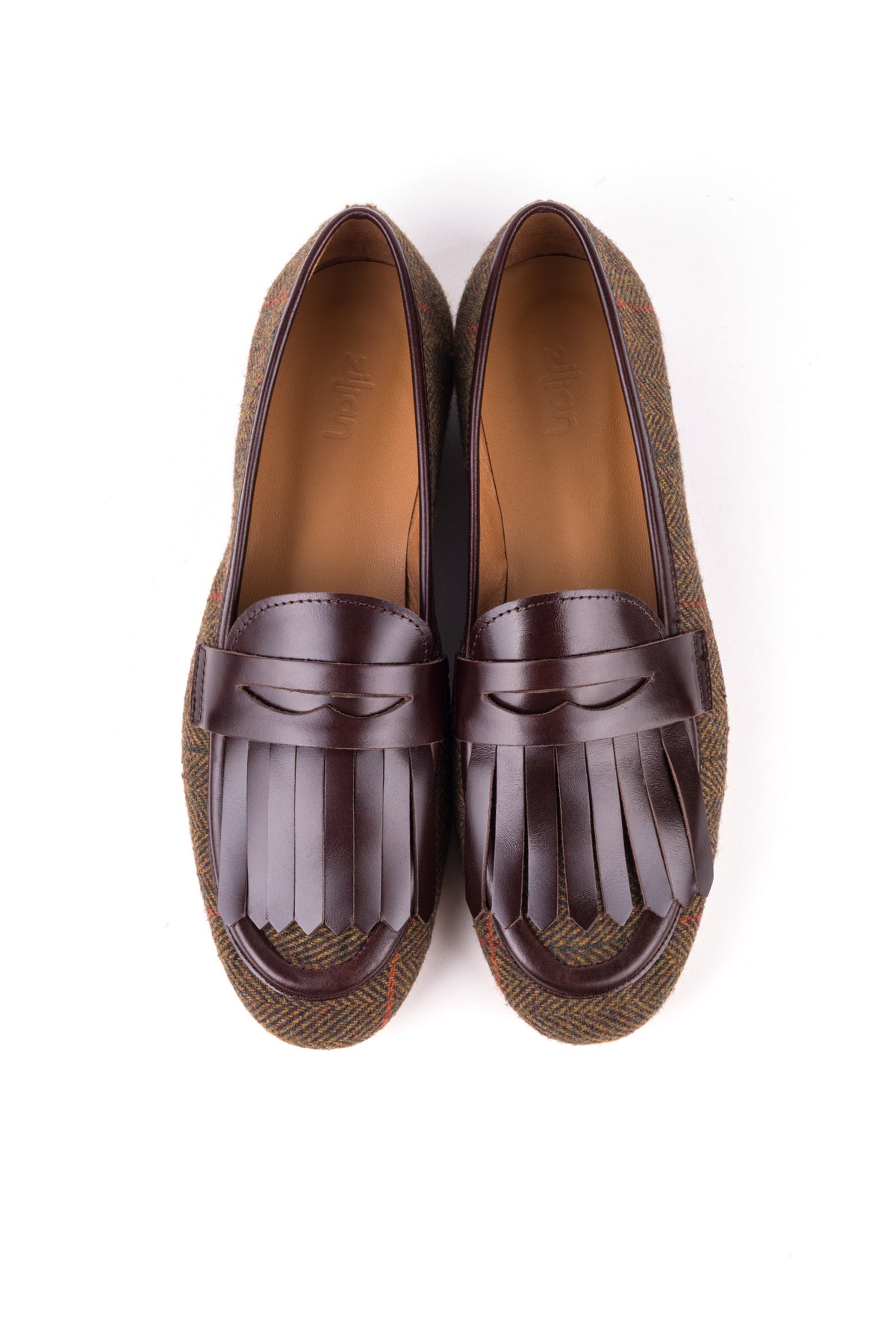 Loafers com franjas em tweed e pele, detalhe do salto