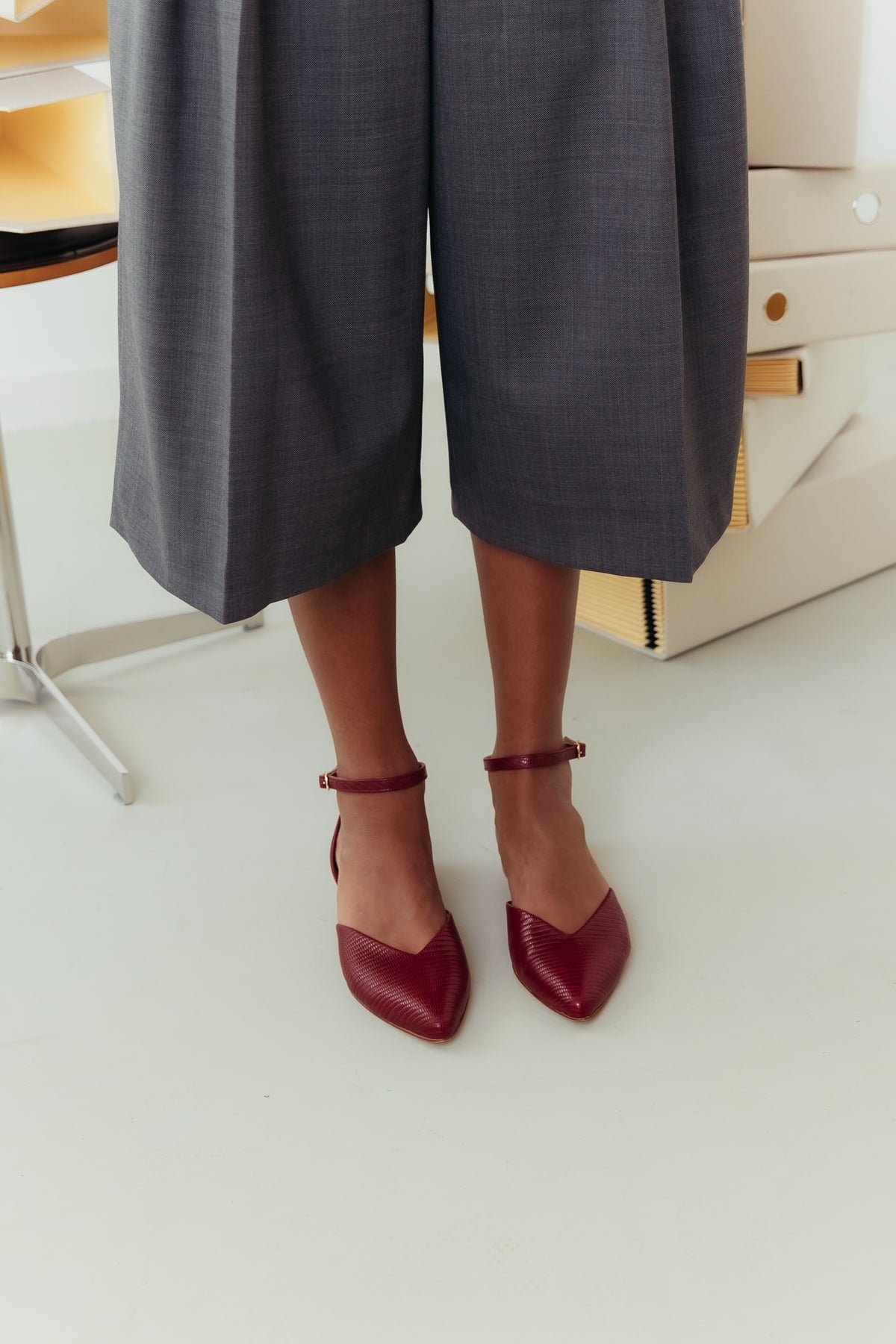 Sapatos Rasos com Fivela no Tornozelo em Pele