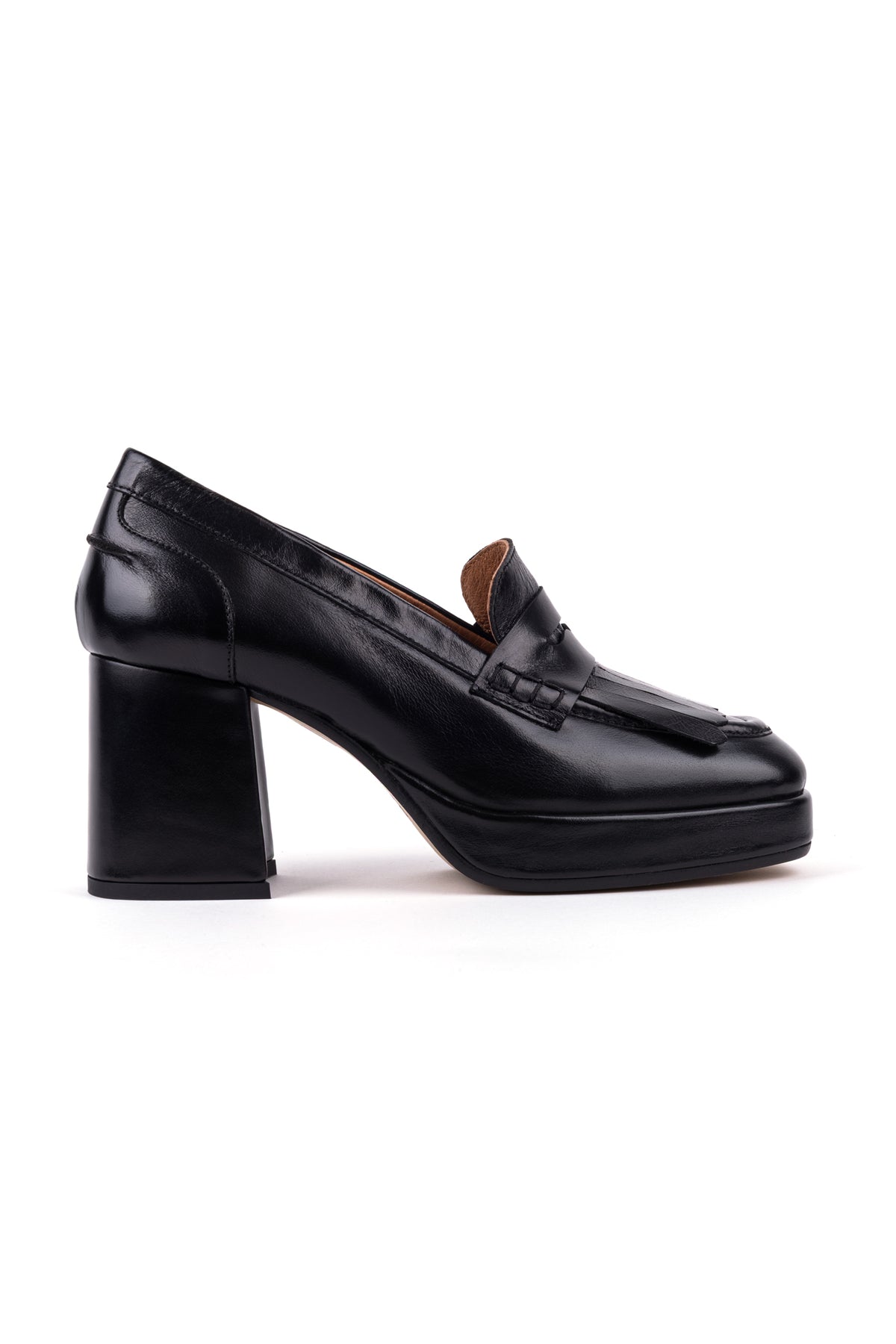 Loafers pretos em pele de perfil, com salto quadrado compensado e travessão com franjas
