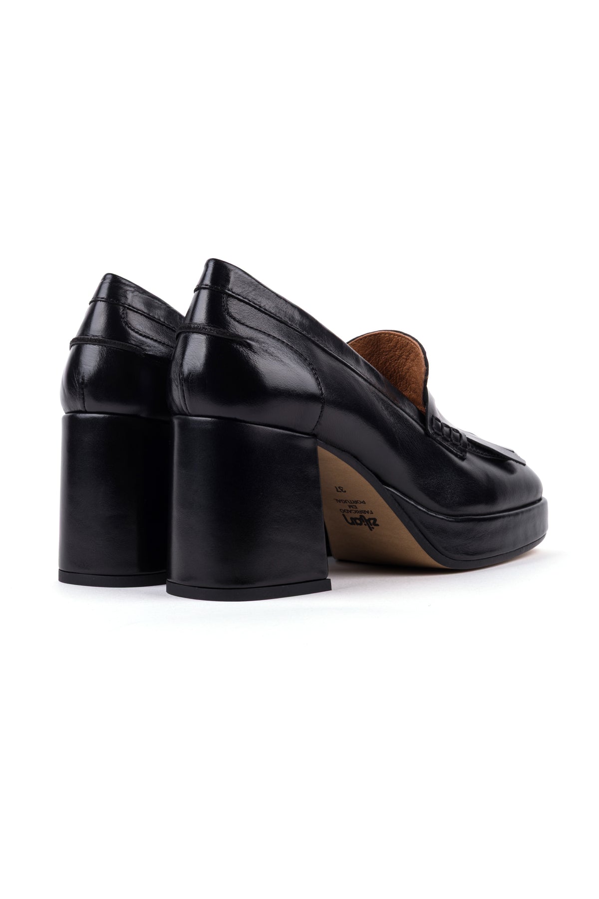 Par de loafers pretos visto de trás, com o salto quadrado e o compensado da sola