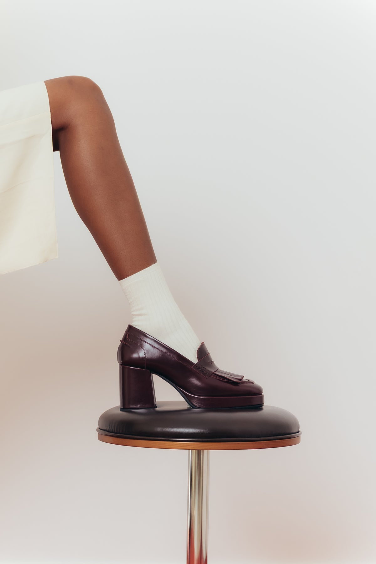 Loafers com franjas e salto compensado em pele