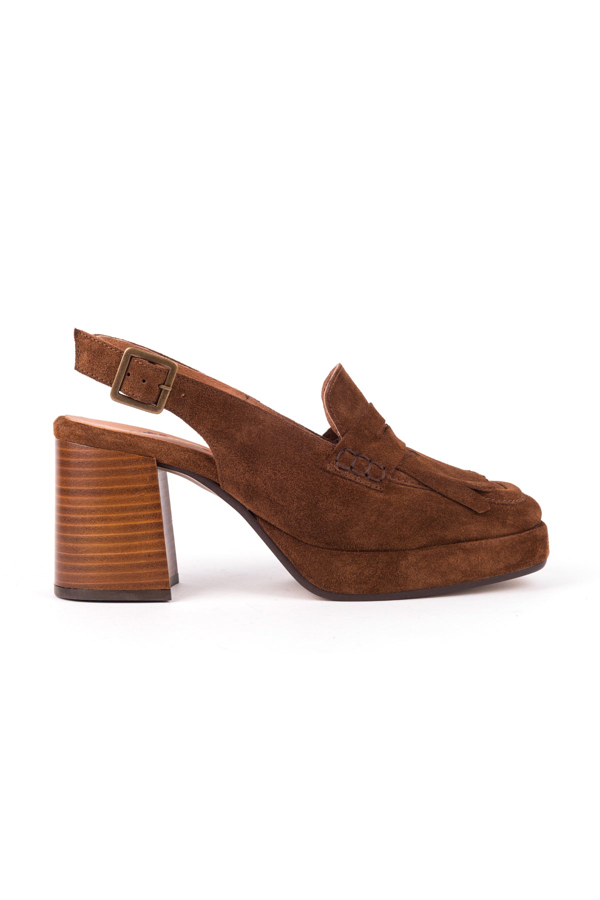 Loafers slingback em croute castanho, vistos de lado, com salto de bloco e compensado à frente.
