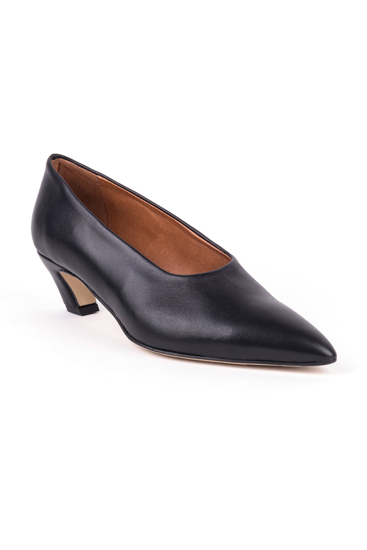 Sapatos de salto kitten em pele