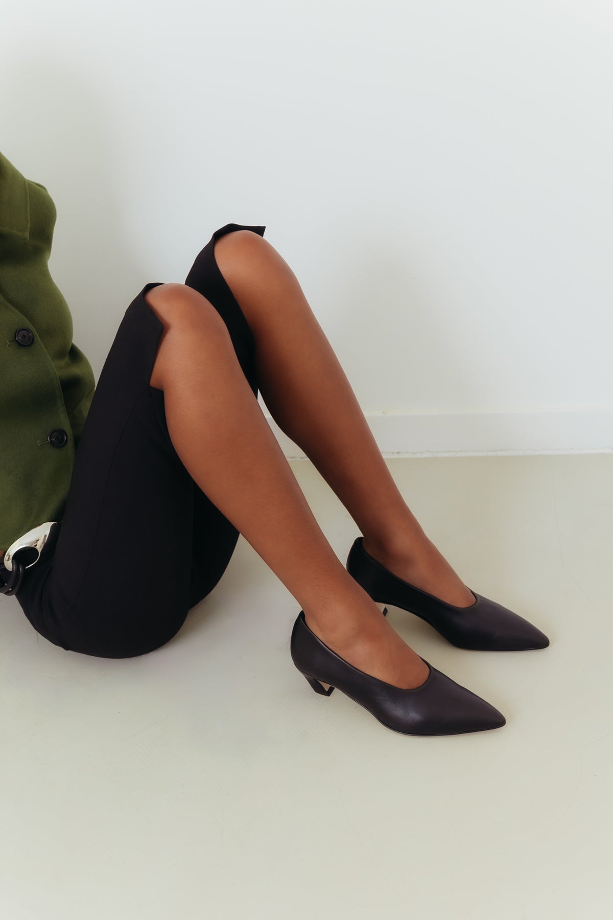 Sapatos de salto kitten em pele