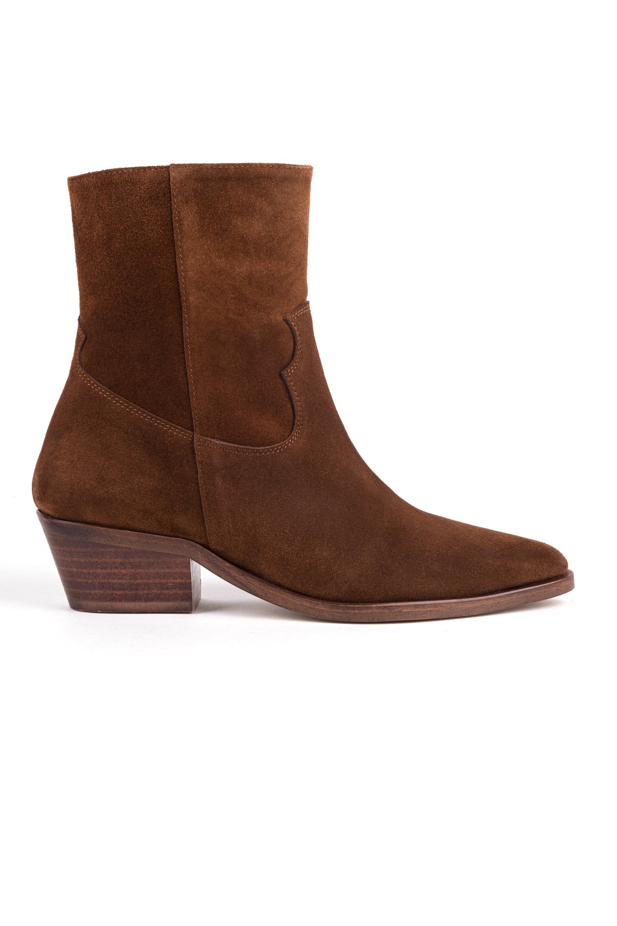 Botas texanas em croute castanho, com biqueira pontiaguda e salto de 4 cm.