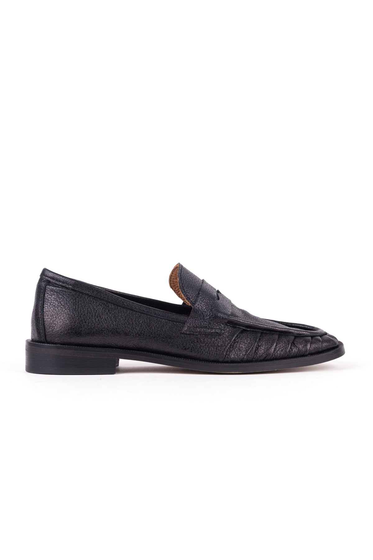 Loafers em pele preta texturada