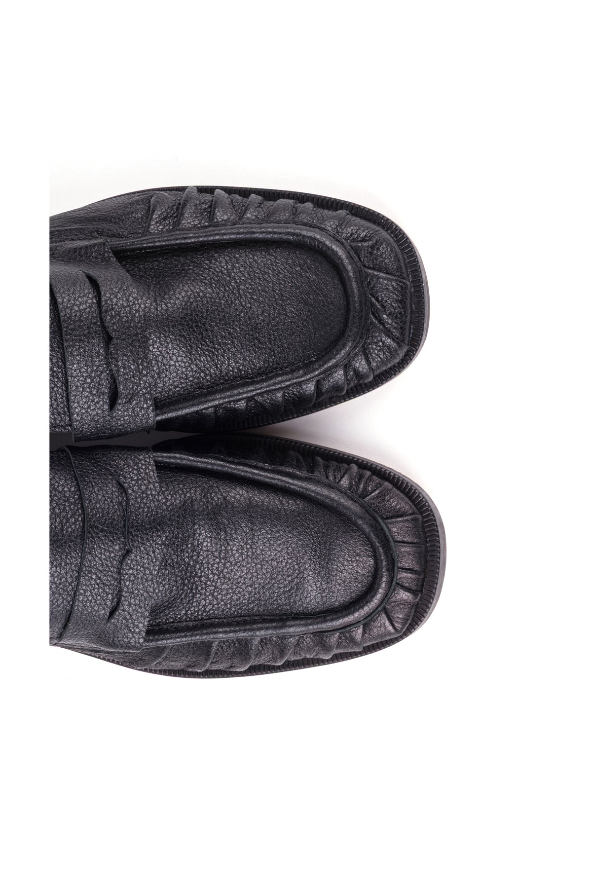 Loafers em pele texturada, detalhe da textura