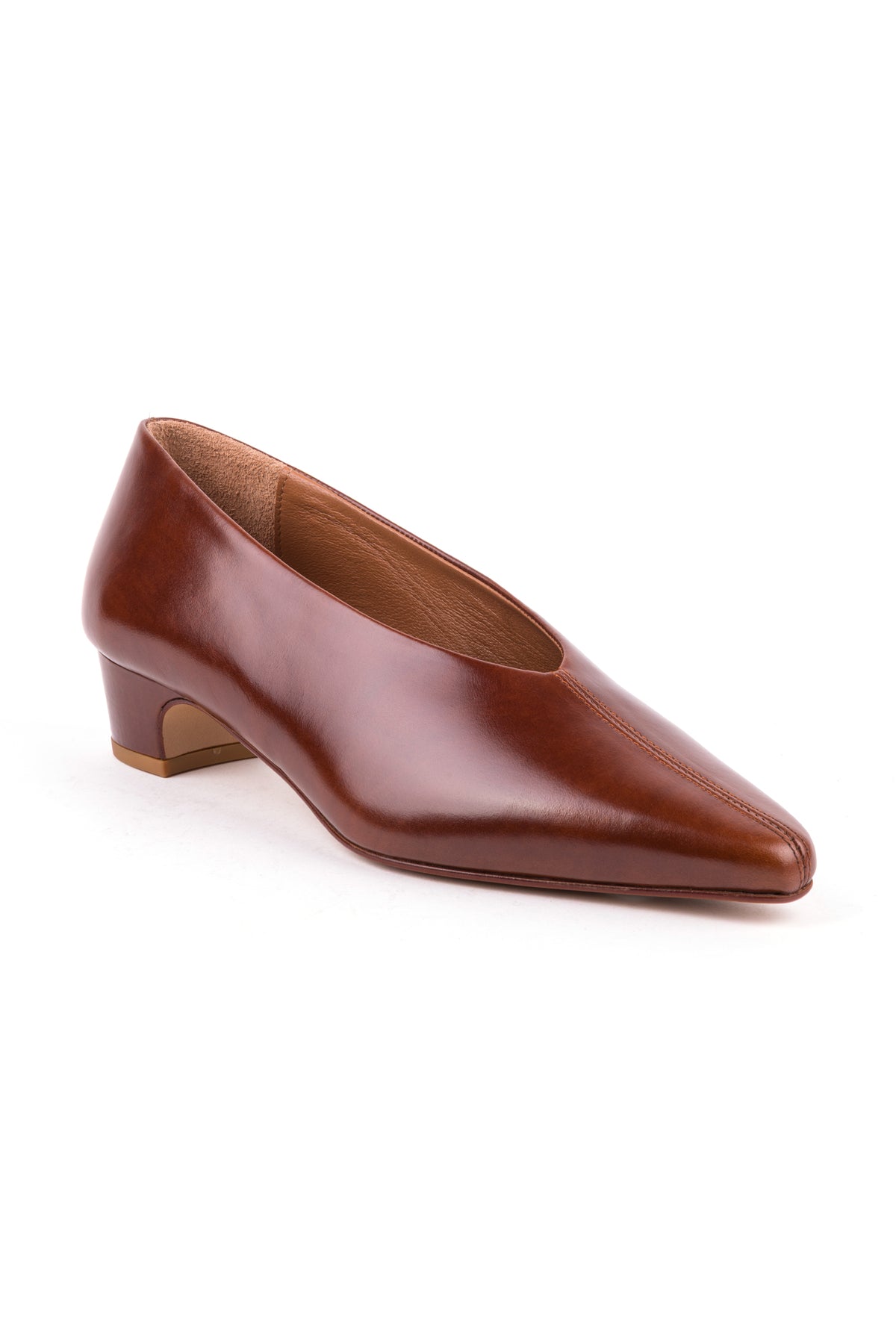 Sapatos de salto baixo em pele