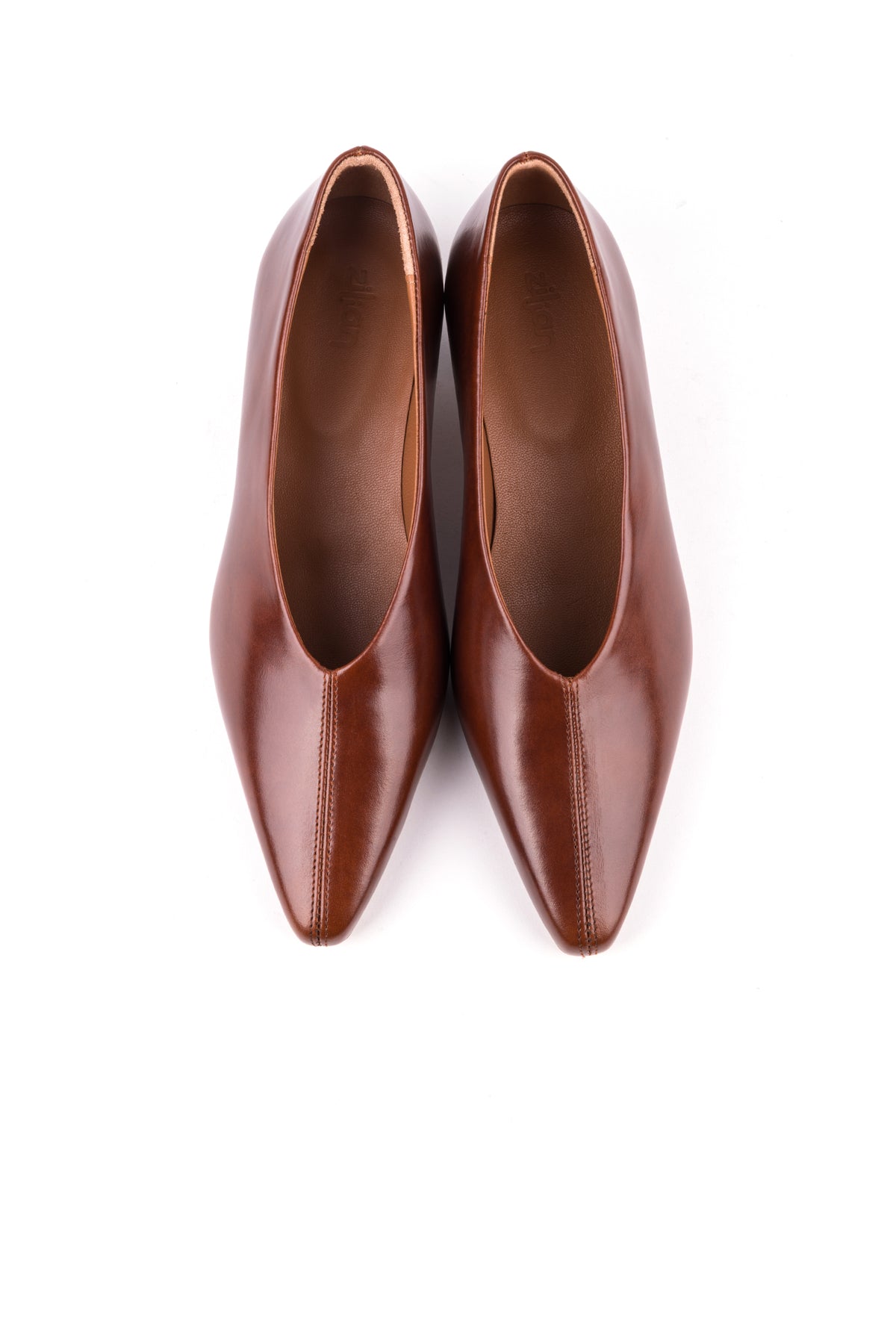 Sapatos de salto baixo em pele