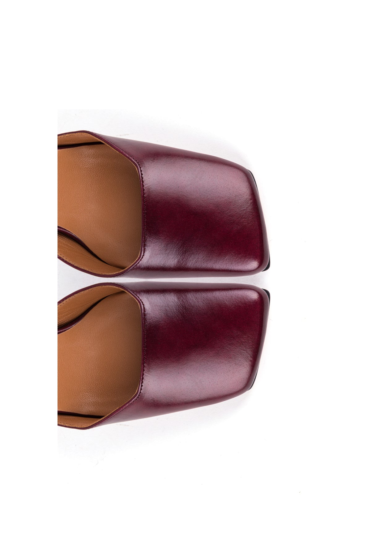 Pormenor da biqueira quadrada dos sapatos em pele bordeaux da Zilian.