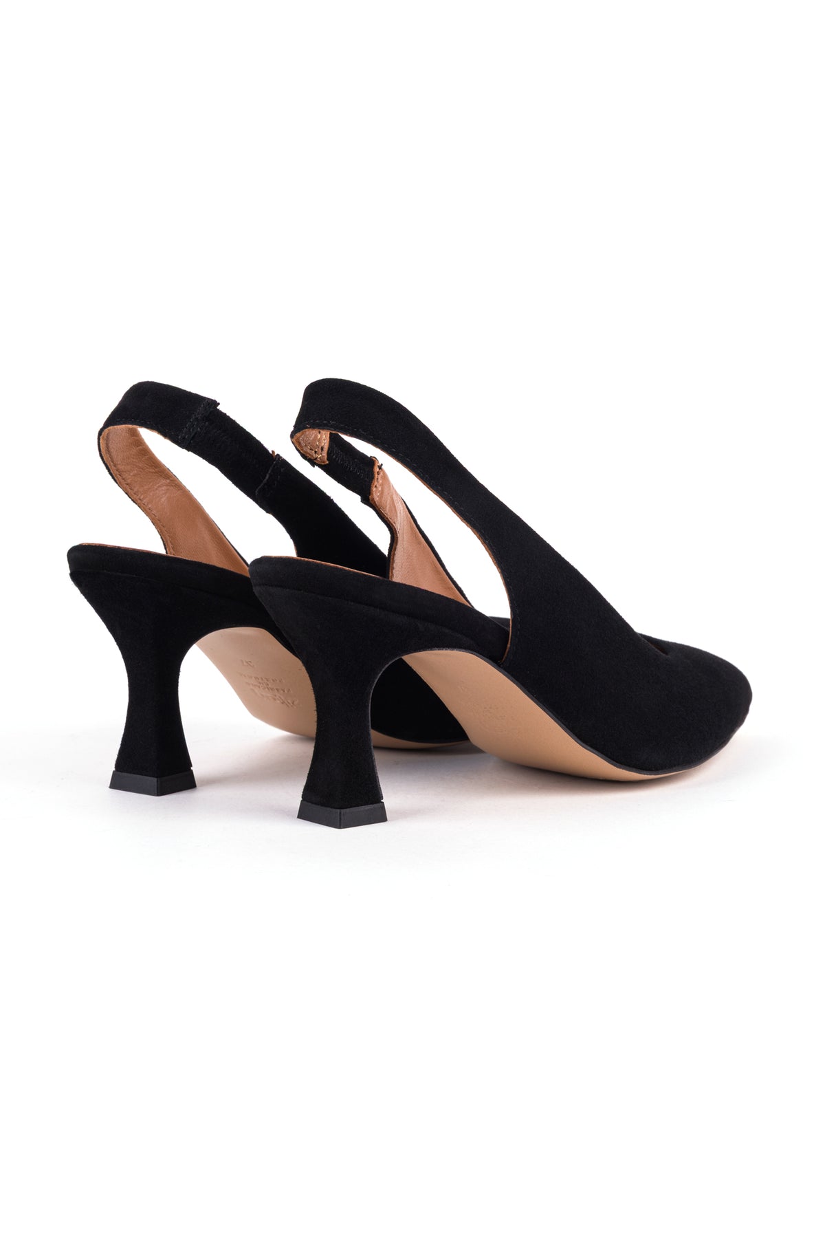Par de slingbacks em camurça preta da Zilian, com tira elástica no calcanhar.