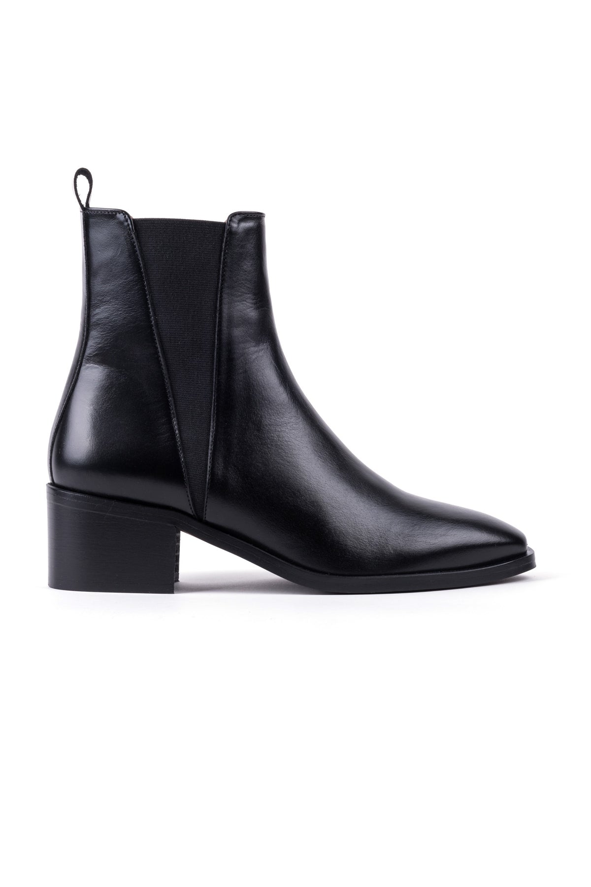 Botas chelsea pretas em pele, com elásticos laterais e salto de bloco.