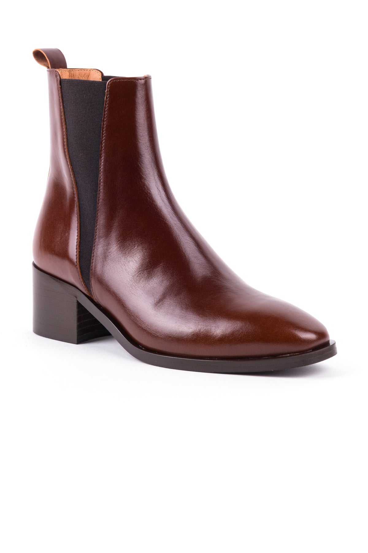 Botas chelsea castanhas em pele da Zilian, com salto de bloco de 5 cm.