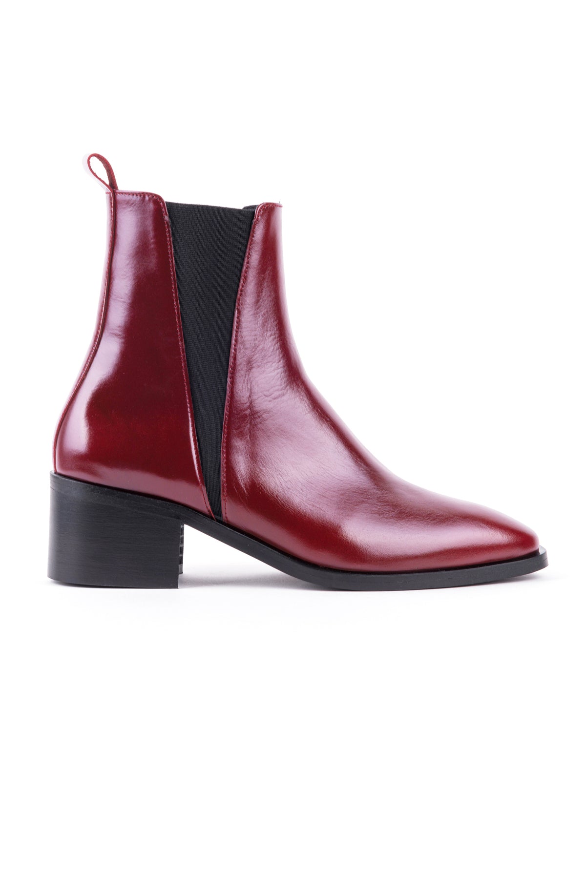 Par de botas chelsea bordeaux em pele visto de trás, com as presilhas à vista.