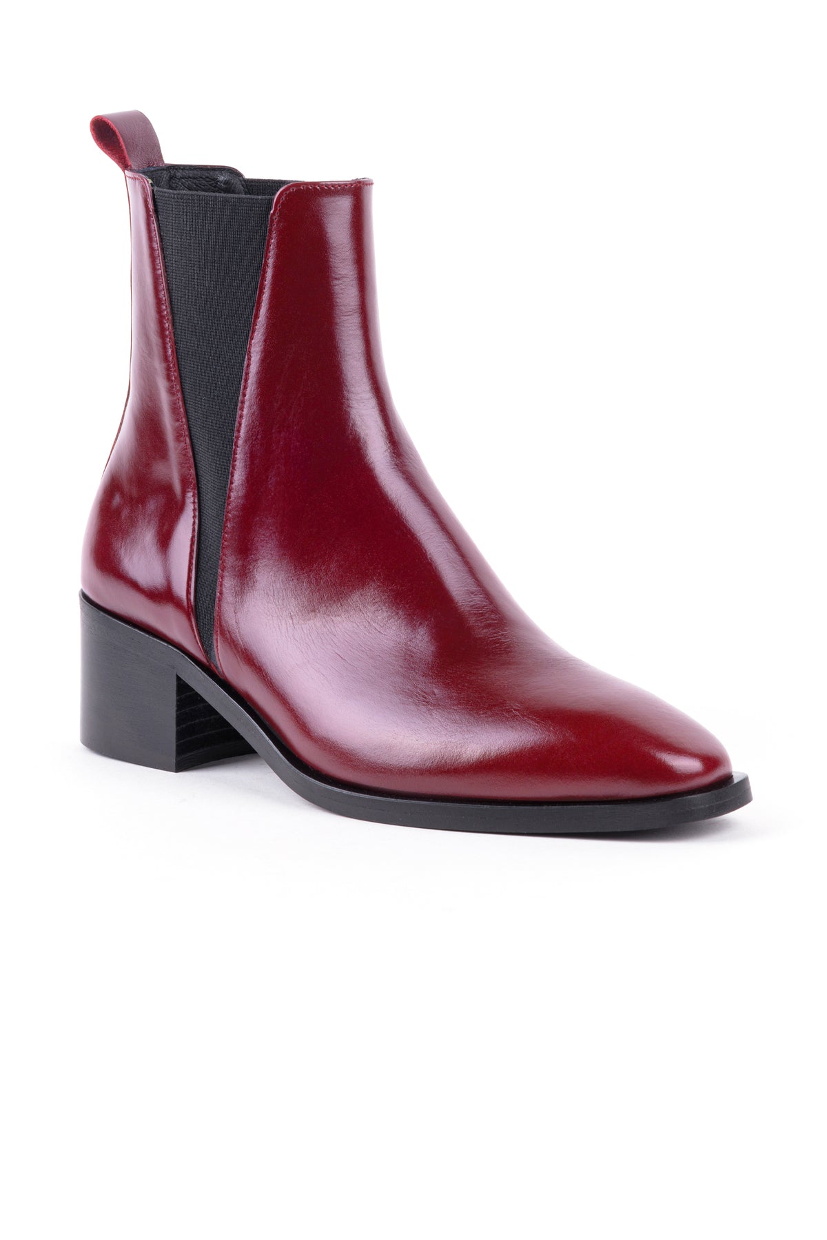 Botas chelsea bordeaux em pele, vistas de lado, com o elástico preto na lateral.