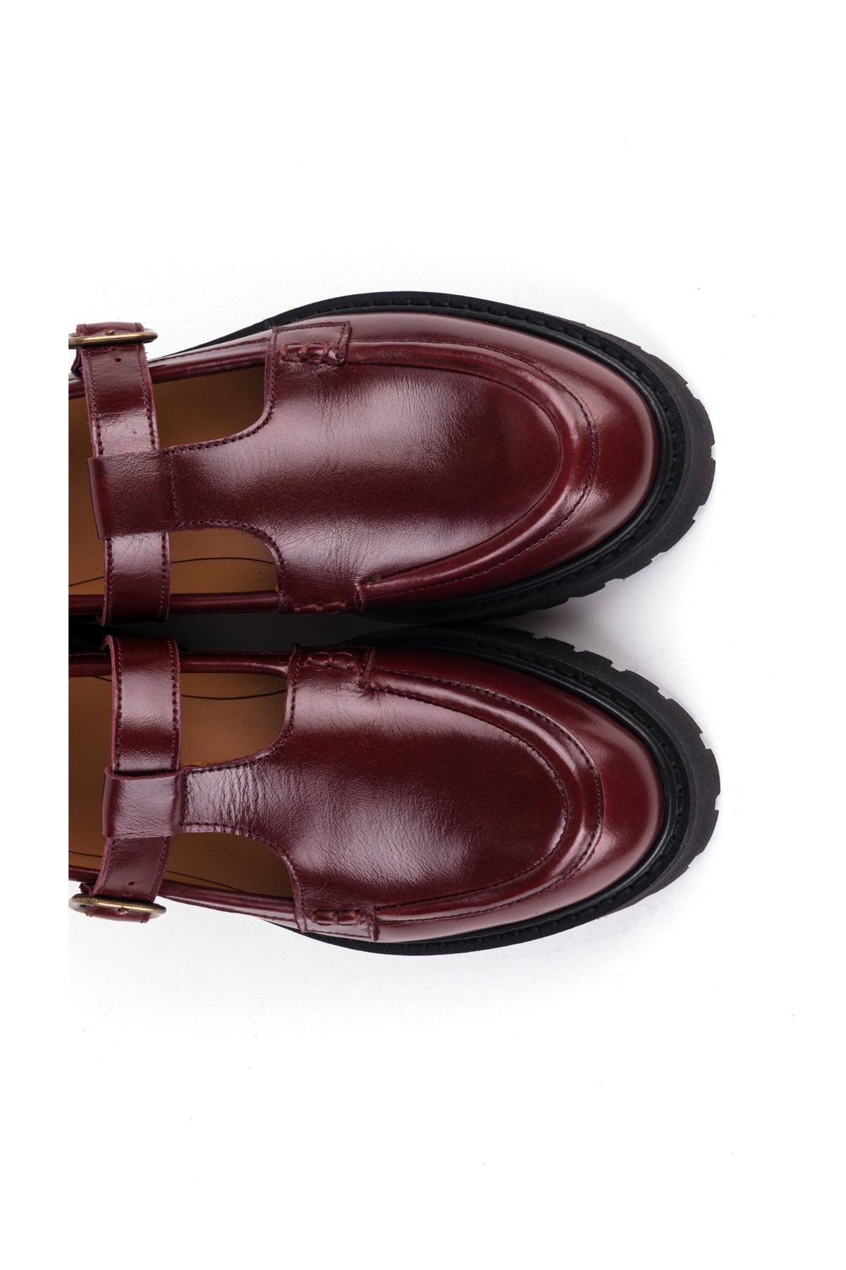 Par de Loafer Mary Jane em pele bordeaux da Zilian, com biqueira redonda e sola tratorada.