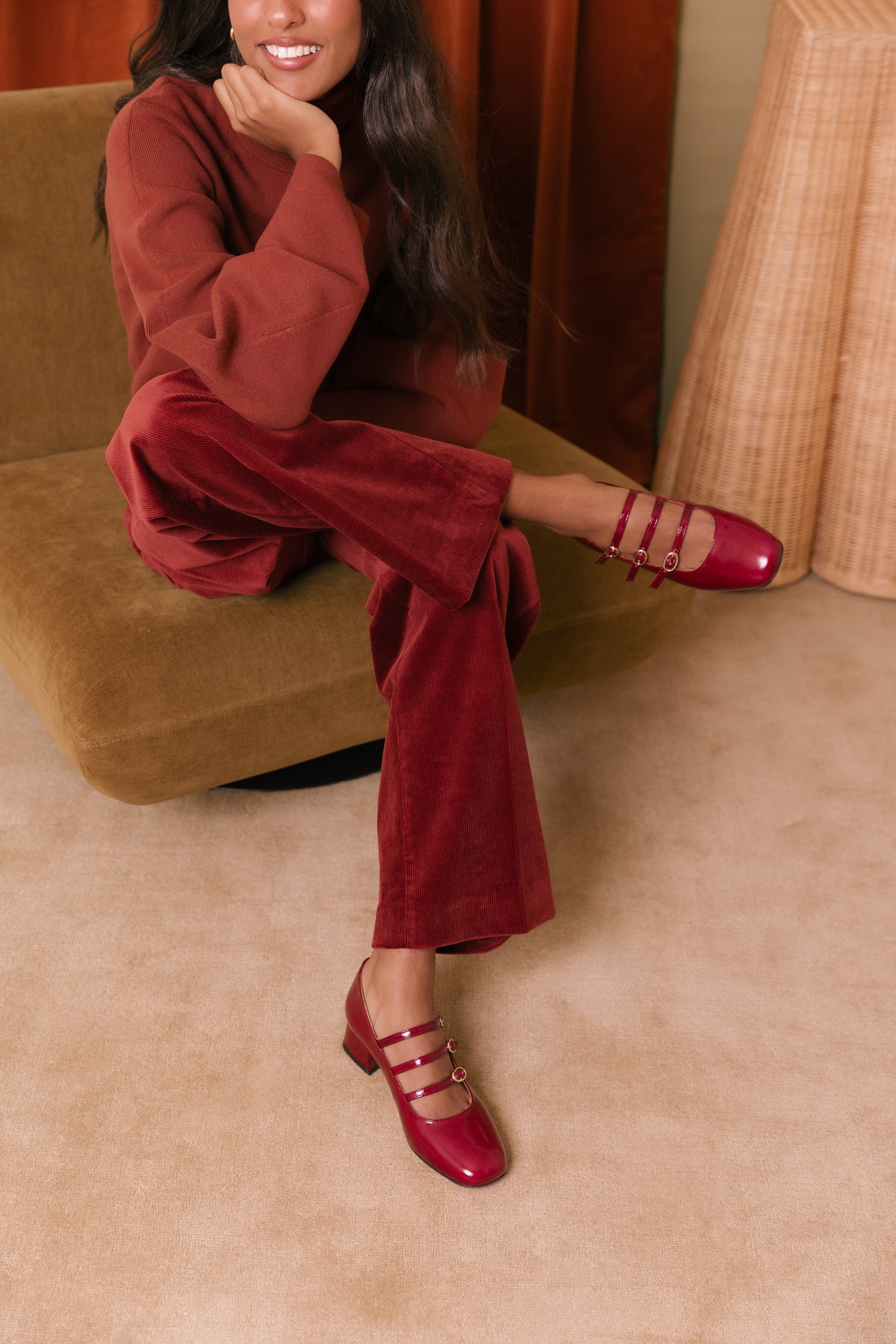 Sapatos bordeaux de salto de bloco, vistos de três quartos, com fivelas douradas
