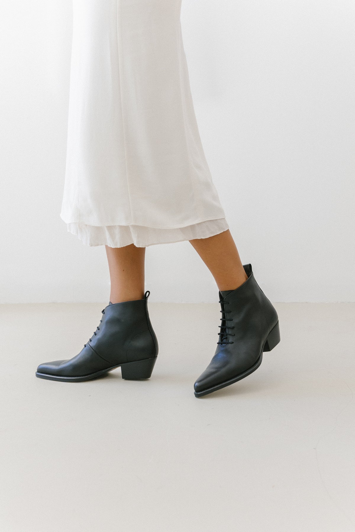Botins texanos com atacadores em pele