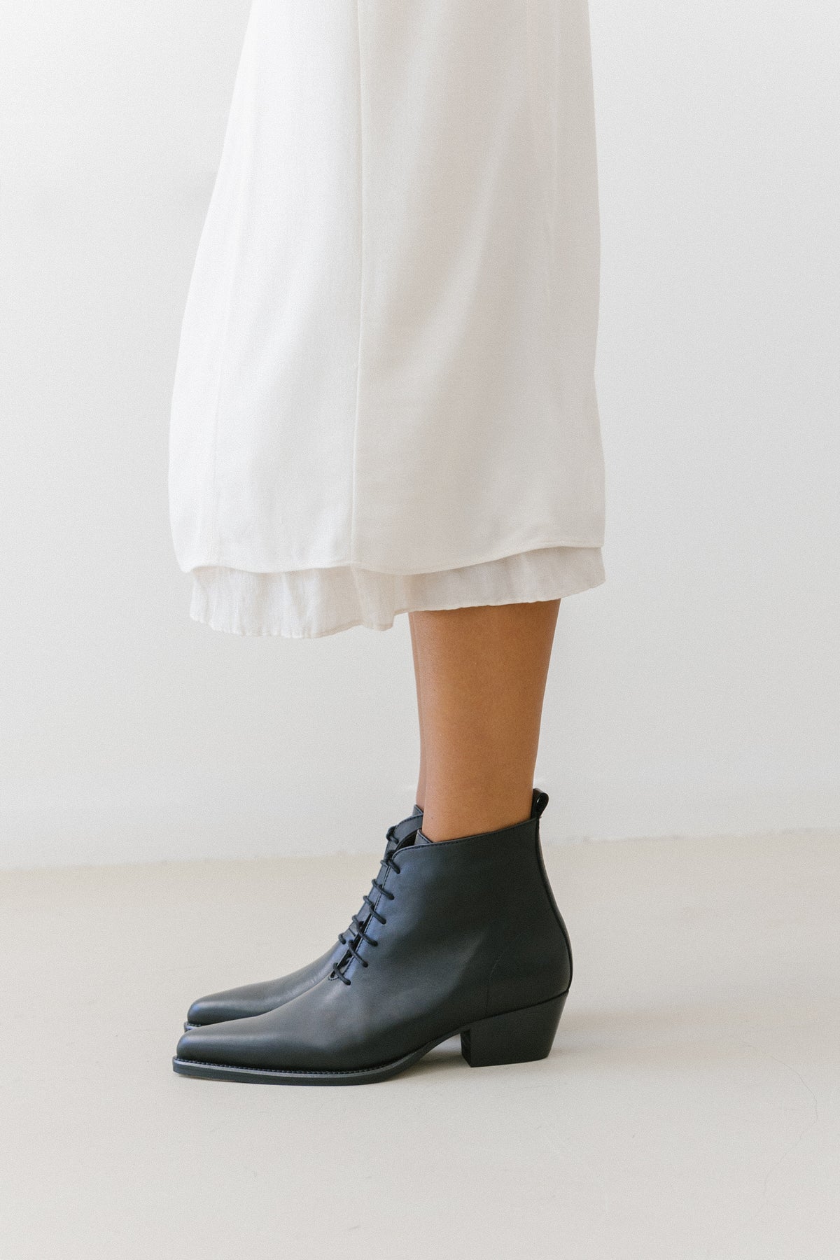 Botins texanos com atacadores em pele