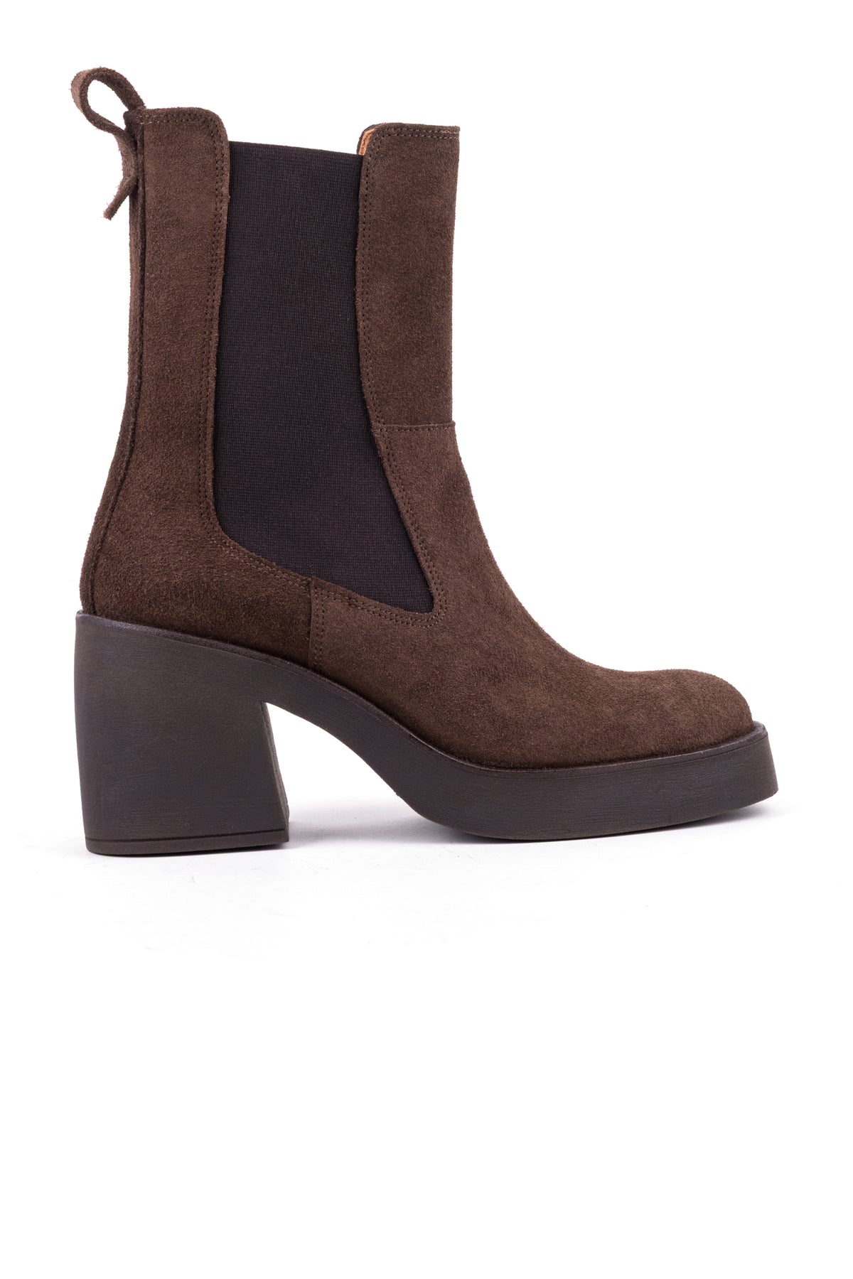 Bota chelsea castanha em croute vista de lado, com plataforma e salto de bloco de 8 cm.