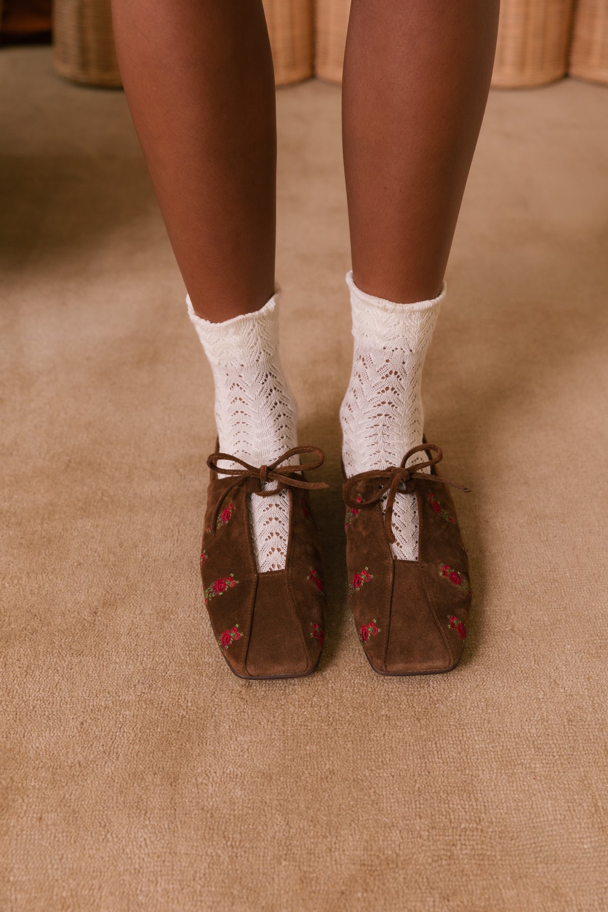 Sapatos Laçada Zilian em croute castanho com rosas bordadas, usados com meias de renda brancas