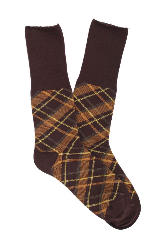 Par de meias Zilian com padrão tartan em castanho, com riscas azuis e vermelhas a cruzarem-se.
