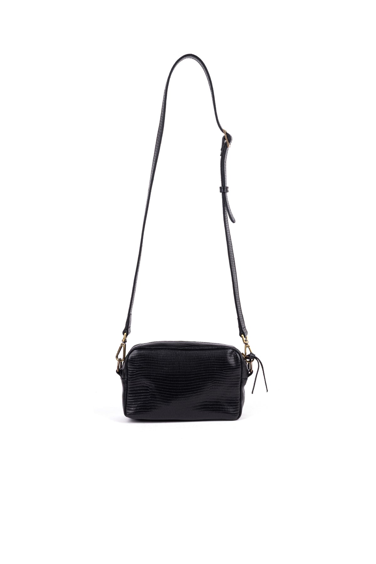 Bolsa pequena em pele gravada preta com a alça tiracolo estendida, a mostrar a fivela de regulação.