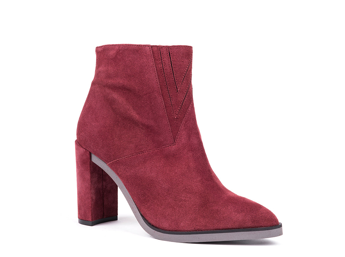 Botins de salto alto em