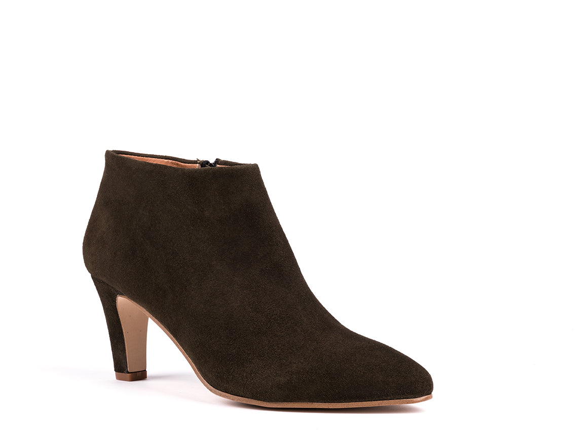 Botins de salto alto em
