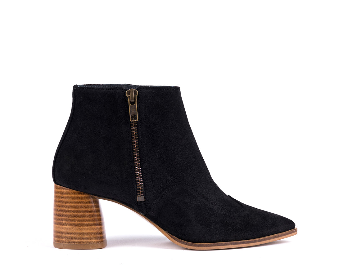Botins de salto alto em