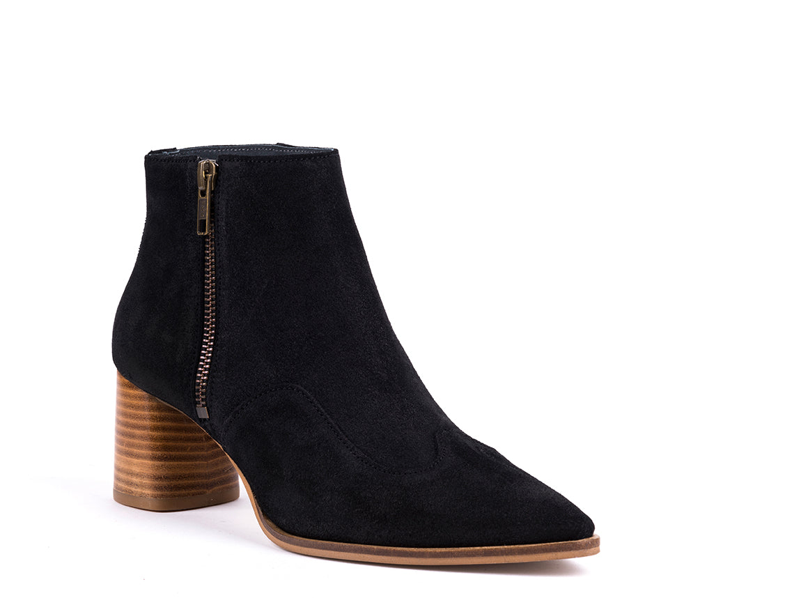 Botins de salto alto em