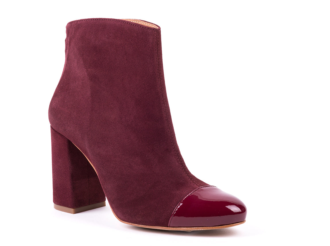 Botins de salto alto em