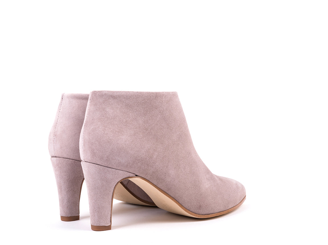 Botins de salto alto em
