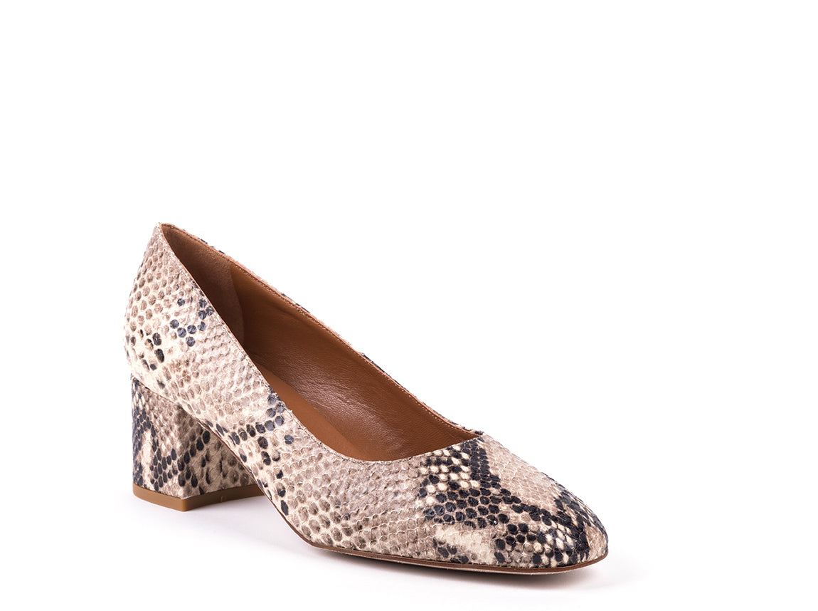 Sapatos de salto médio em