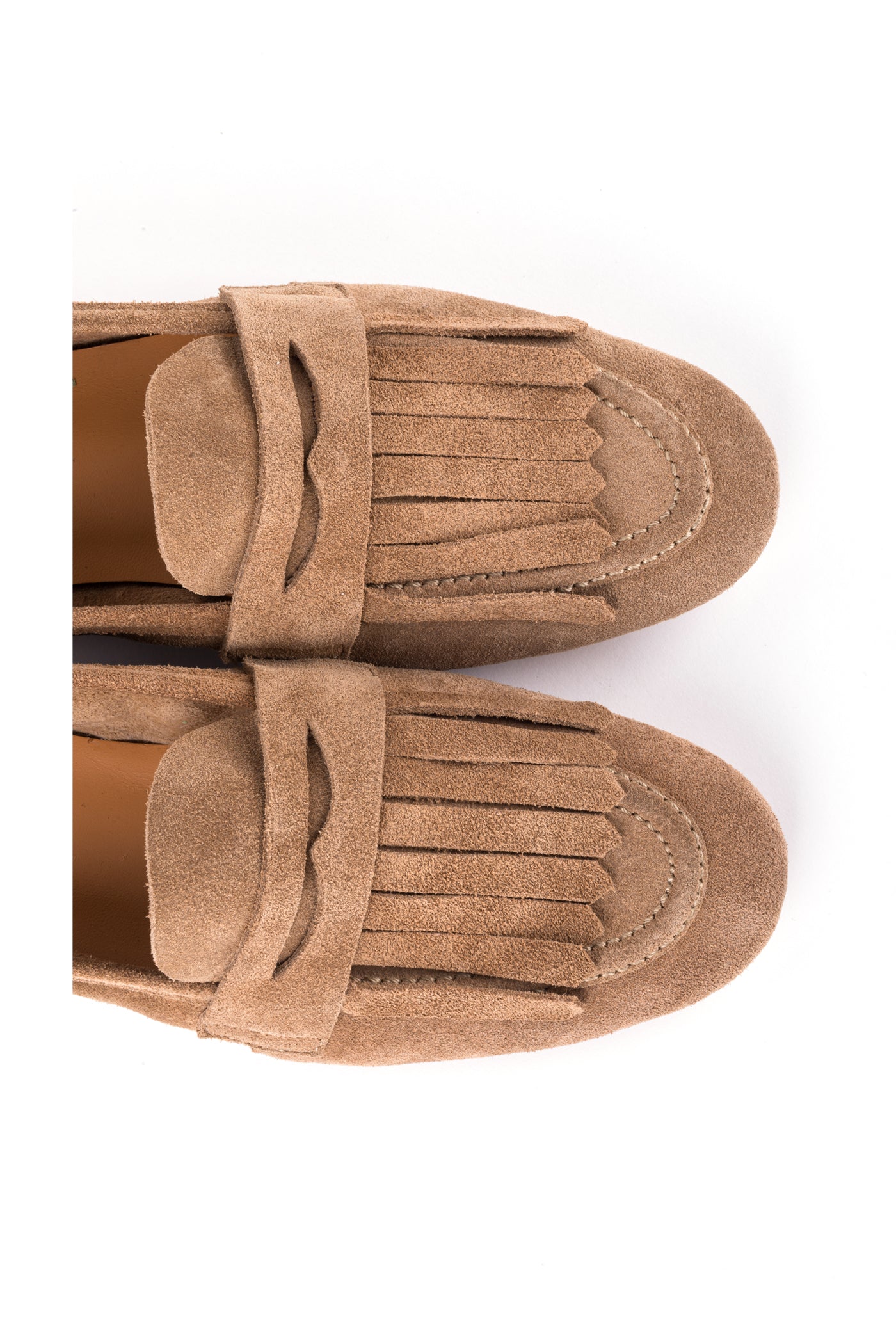 Loafers rasos em croute com franjas, tira no peito do pé e bico redondo