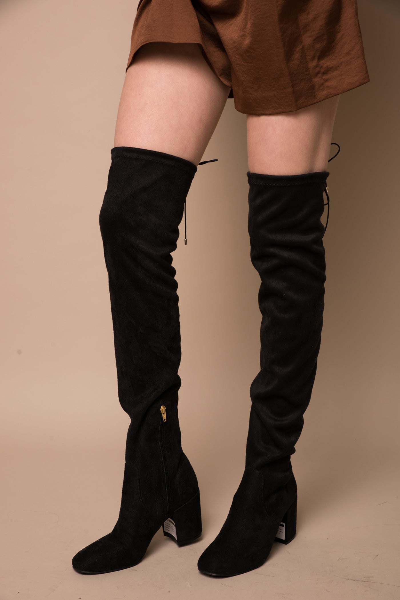 Botas de cano alto em licra preta