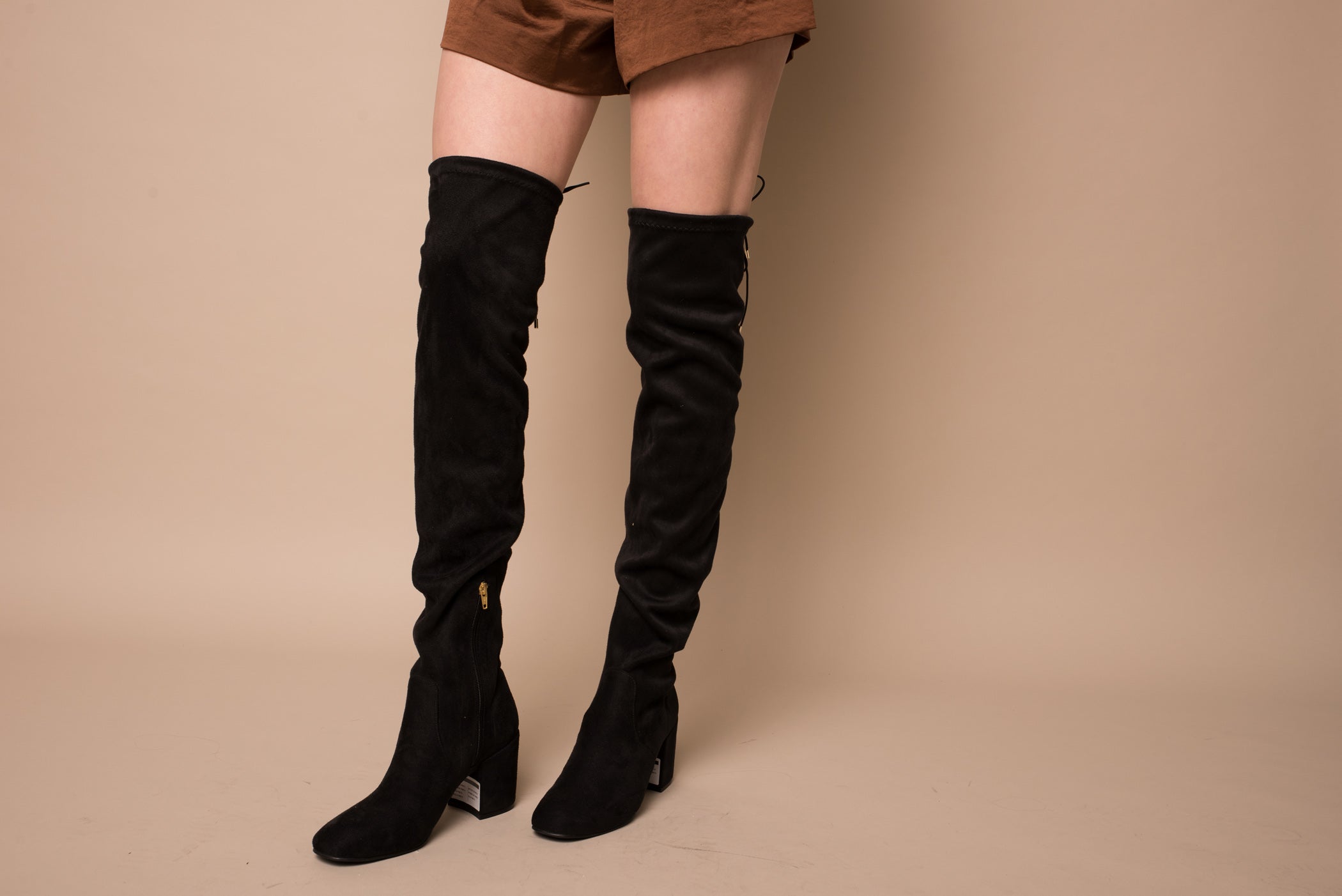 Botas de cano alto em licra preta