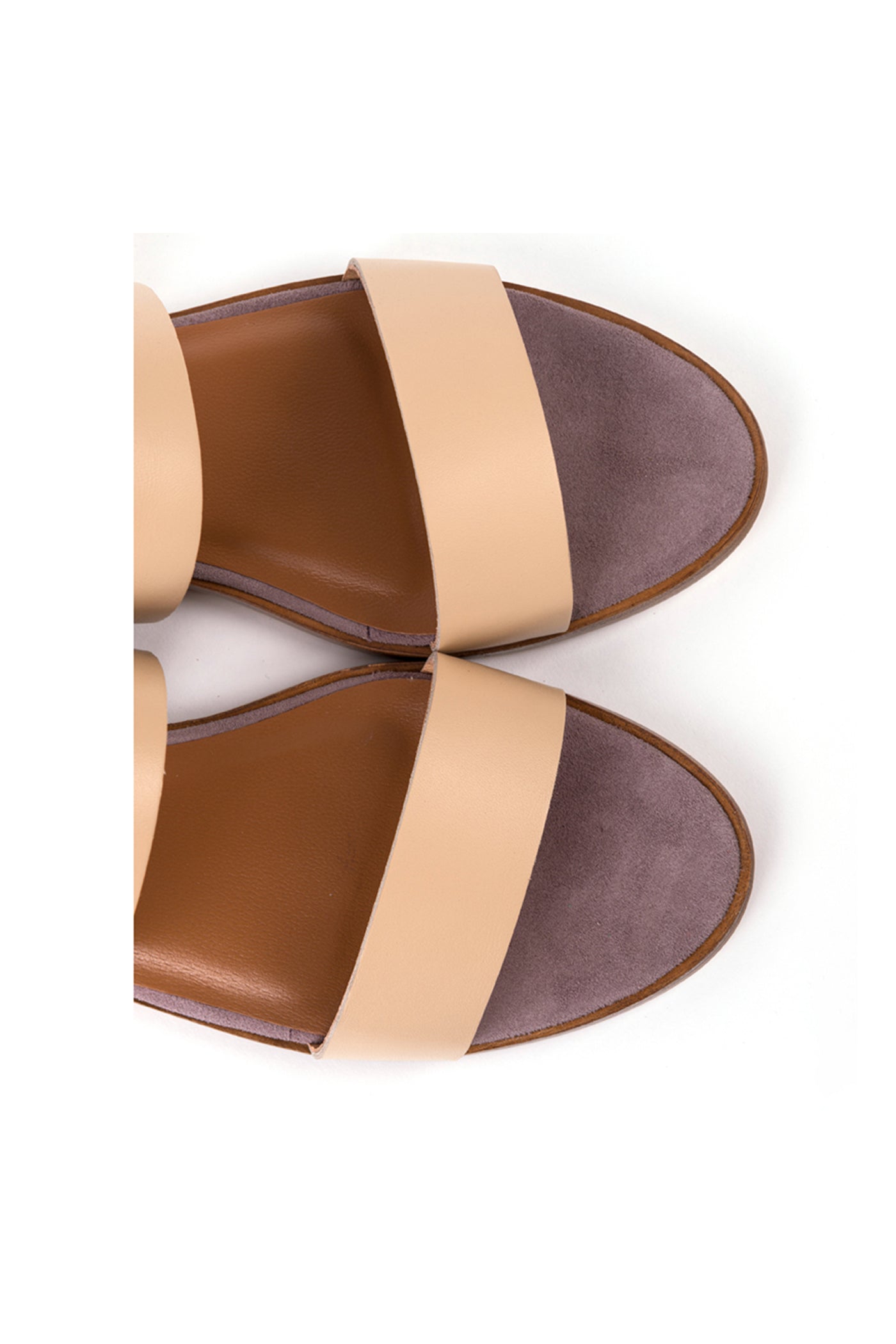 Flat sandals in nude leather