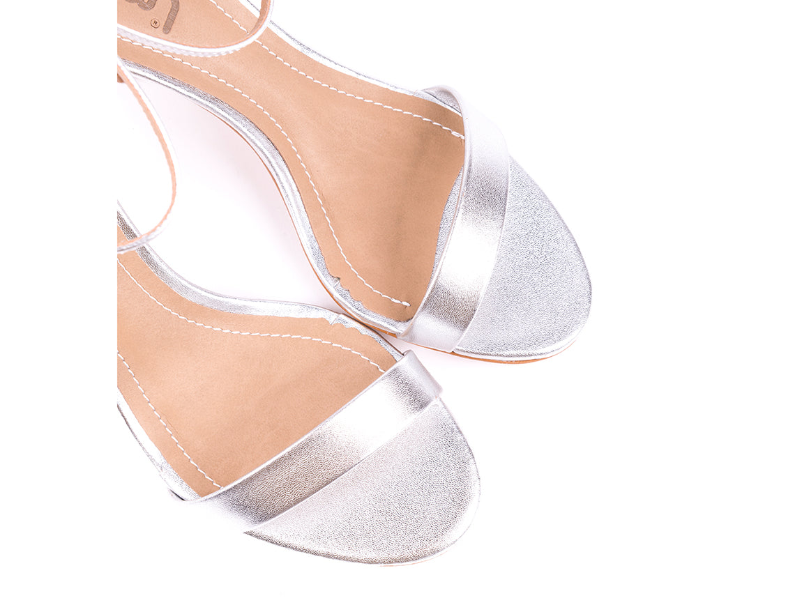 High helled sandals in silver metallic leather