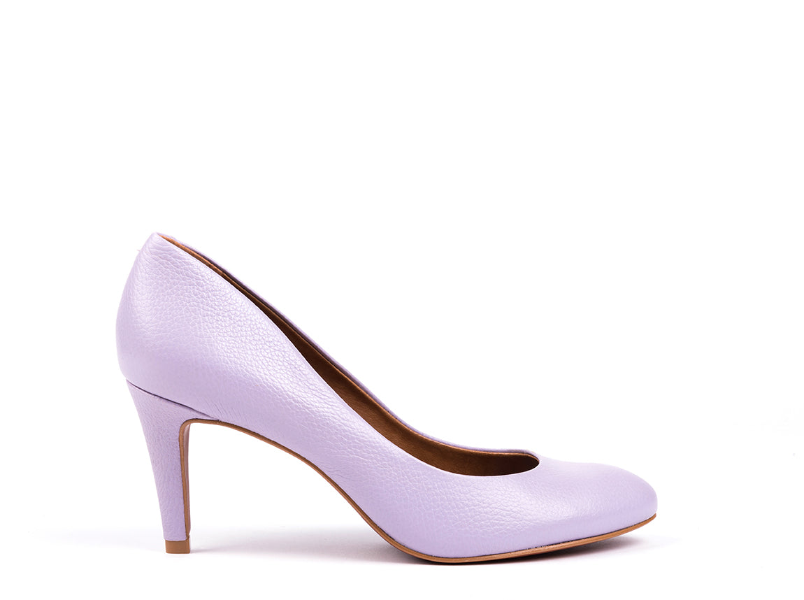 High-heeled shoes in lilac leather