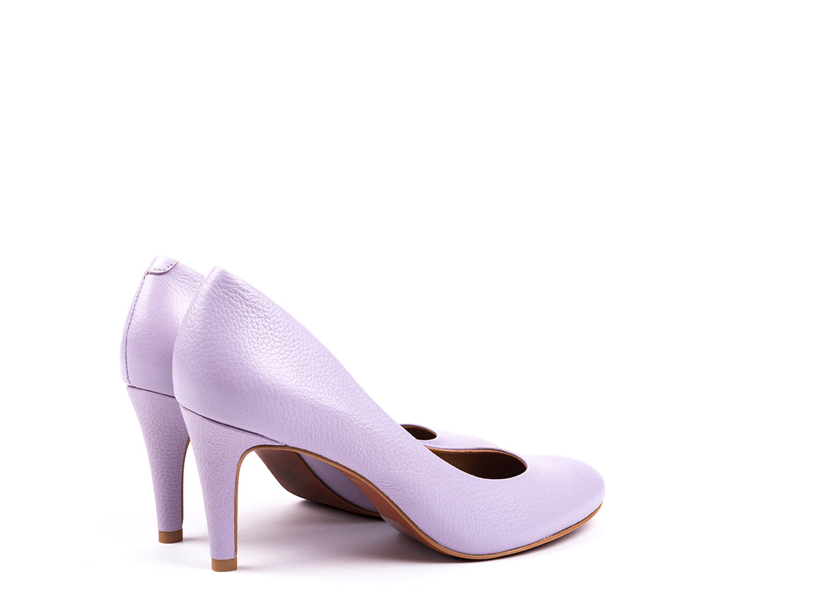 High-heeled shoes in lilac leather