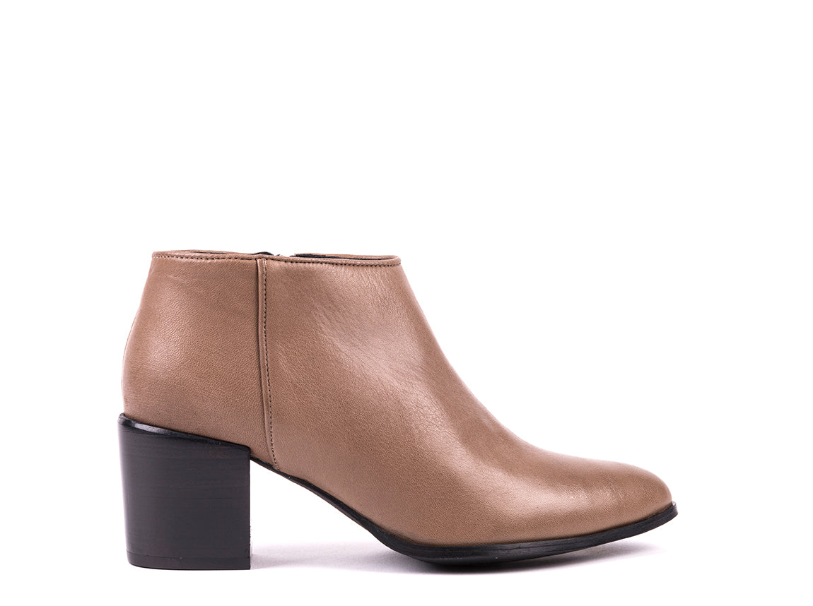 Botins de salto alto em pele toupeira