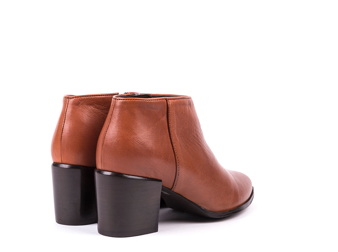 Botins de salto alto em pele camel