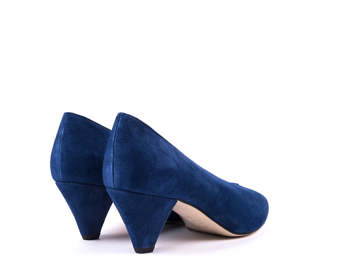 Sapatos de salto alto em camurça marinho