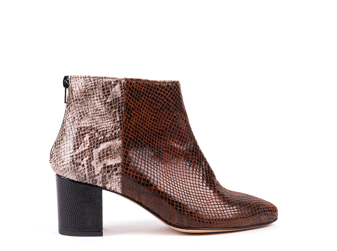 Botins de salto alto em pele gravada cobra castanha